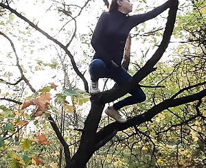 Chick jerks on a tall tree in a public place - Lesbian-illusion